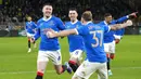 Pemain Rangers John Lundstram (kiri) merayakan dengan tim setelah mencetak gol ke gawang Borussia Dortmund pada pertandingan sepak bola Liga Europa di Dortmund, Jerman, 17 Februari 2022. Borussia Dortmund kalah 2-4. (AP Photo/Martin Meissner)