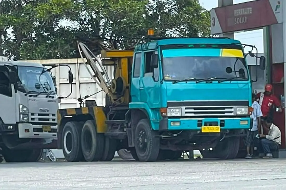 Sebuah Truk yang terpantau petugas berulang kali mengisi BBM bersubsidi jenis bio solar di SPBU Kabupaten Bengkalis.