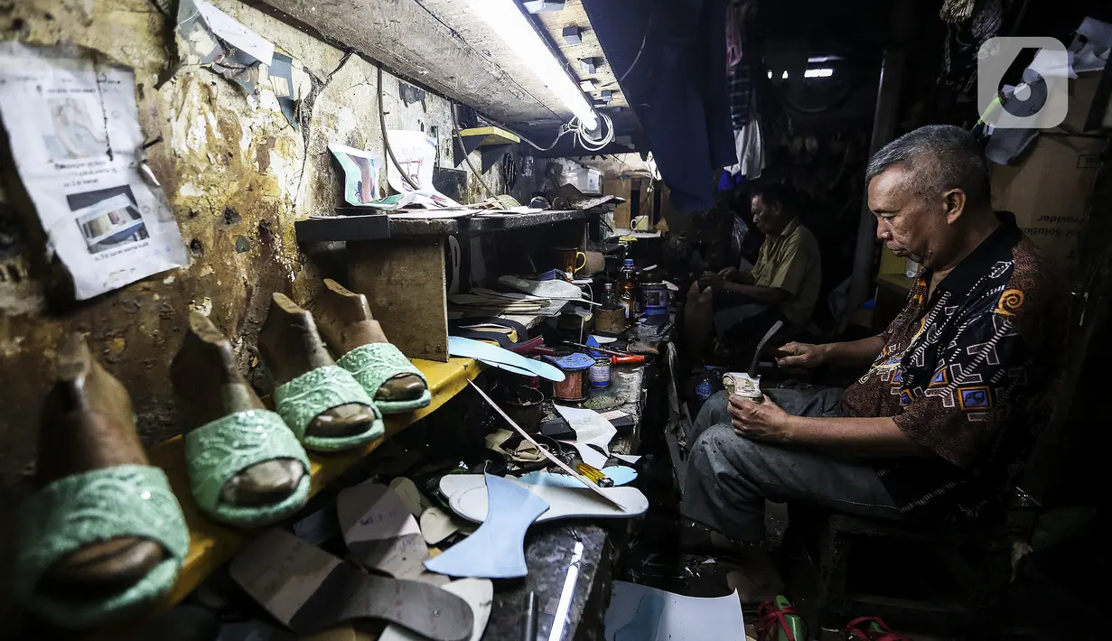 Pekerja menyelesaikan pembuatan sepatu di industri rumahan daerah Kuningan, Jakarta Selatan, Jumat (22/1/2020). Pemerintah melalui Kementerian Koperasi dan Usaha Kecil dan Menengah terus berupaya mendorong pemulihan UMKM di tengah pandemi COVID-19. (Liputan6.com/Johan Tallo)