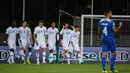 Para pemain Prancis merayakan gol yang dicetak Olivier Giroud ke gawang Islandia pada laga Kualifikasi Piala Eropa 2020 di Reykjavik, Sabtu (11/10). Islandia kalah 0-1 dari Prancis. (AFP/Jonathan Nackstrand)