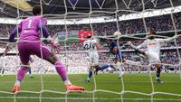 Gelandang Chelsea, Enzo Fernandez, menanduk bola yang berhasil mengoyak jala gawang Leeds United dalam laga semifinal Piala FA 2025/2026 di Stadion Wembley, Minggu (26/4/2026) malam WIB. (Adrian DENNIS / AFP)