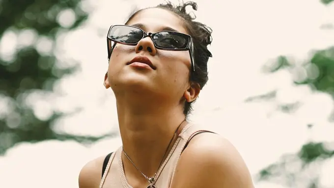 Gaya Sitha Marino Pakai Kacamata, Terlihat Trendi