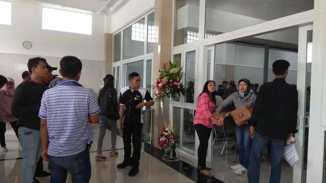 Suasana ketika jenazah pendiri Matahari Hari Darmawan disemayamkan