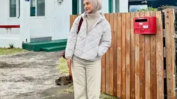 Rumah yang dikunjungi Nabila berada di alamat 1040 Siheung-ri, Seongsan-eup, Seogwipo-si, Jeju-do. Dalam unggahannya, Nabila mengaku sangat tersentuh saat menginjakkan kaki di lokasi syuting tersebut. Ia membagikan kebahagiaannya melalui foto dan cerita emosional tentang pengalamannya berada di sana. (Liputan6.com/IG/@nabilaishma)