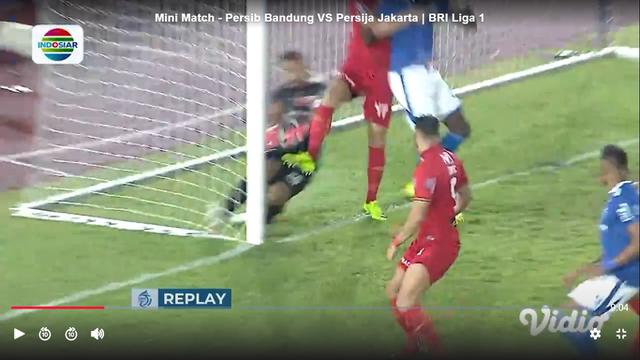 Kejadian tendangan bebas Marc Klok ke gawang Persija.