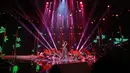 Syahrini tampil luar biasa, penonton terhipnotis dengan penampilannya yang didampingi oleh penari latar perempuan semua. (Adrian Putra/Bintang.com)
