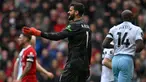 Di tengah persaingan ketat menuju tangga juara Premier League 2023/2024 bersama Manchester City dan Arsenal, Liverpool secara tak terduga harus takluk 0-1 dari tamunya Crystal Palace pada laga pekan ke-33 di Anfield Stadium, Liverpool, Minggu (14/4/2024). Gol tunggal The Eagles dicetak oleh Eberechi Eze pada menit ke-14. Kekalahan ini menjadi comeback pahit kiper Alisson Becker yang sebelumnya sempat absen dalam 8 laga terakhir The Reds di Premier League akibat cedera hamstring. (AFP/Paul Ellis)