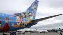 Ekor pesawat Alaska Airlines dicat dengan dengan tema khusus dari salah satu film yang diproduksi Pixar Animation Studios di Bandara Internasional Seattle-Tacoma, Seattle pada 7 Oktober 2019. Pesawat Boeing 737-800 milik maskapai tersebut menampilkan tokoh dari Toy Story. (AP Photo/Ted S. Warren)