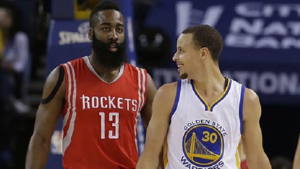 Stephen Curry (30) dan James Harden (13) pilihan pertama dan kedua di MVP voting (Foto: Jeff Chiu, AP).