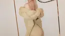 Knitted dress yang dikenakan Lisa BLACKPINK ini memiliki detail tube berbentuk kepangan yang menutupi bagian dadanya. [Foto: Instagram/lalalalisa_m]
