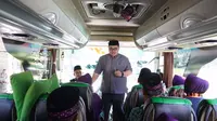 Bupati Kediri Bupati Hanindhito Himawan Pramana saat memberangkatkan jemaah calon haji asal Kediri. (Istimewa)