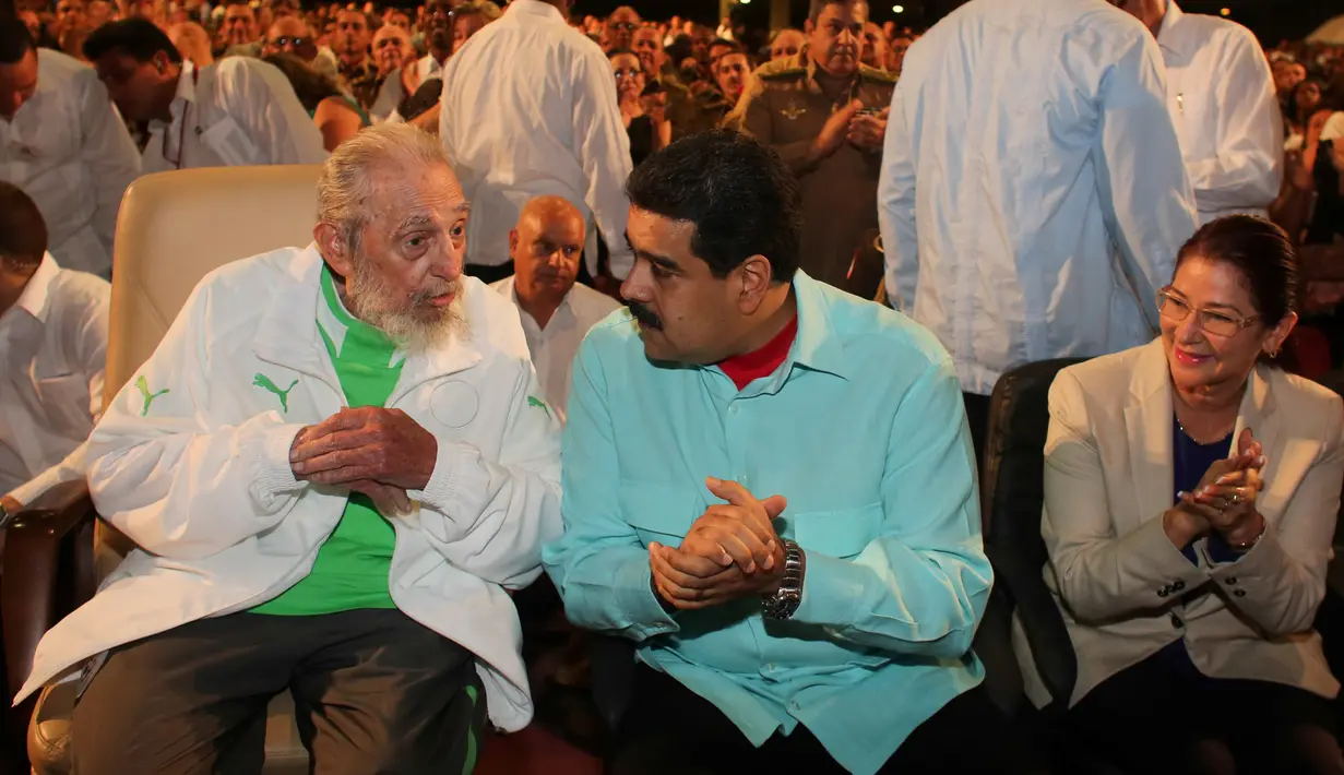 Mantan presiden Kuba Fidel Castro (kiri) berbincang dengan Presiden Venezuela Nicolas Maduro saat acara perayaan ulang tahun Fidel Castro yang ke-90 di Havana , Kuba, (13/8). (Miraflores Palace/Reuters) 