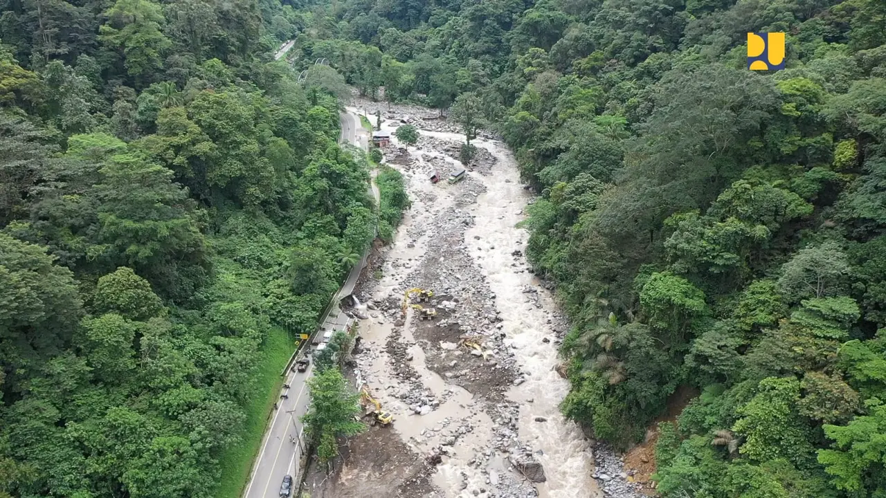Banjir Lahar Dingin di Sumbar, Ekskavator dan Alat Berat Dikerahkan