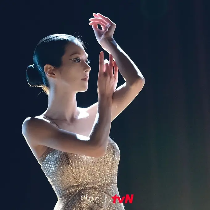 Deretan Gaya Fashion Seo Ye Ji dalam Drama Korea EVE yang Membuat Penampilannya Makin Ikonik