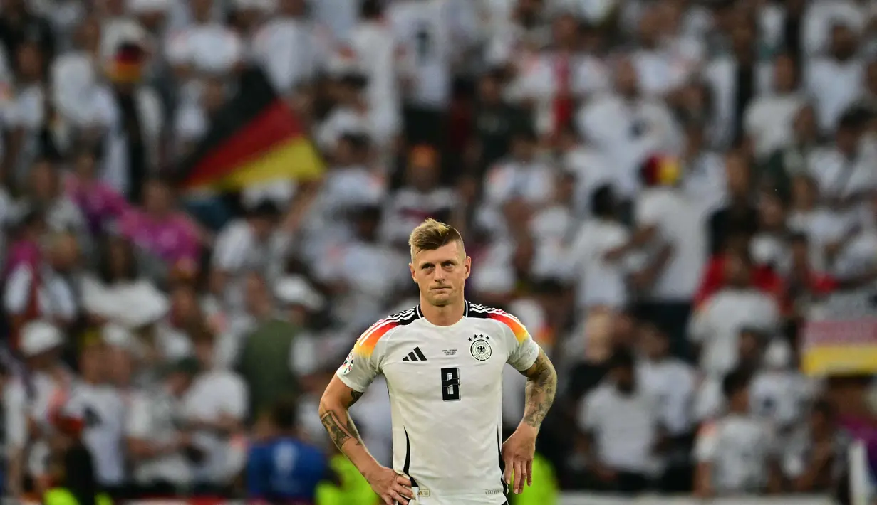 Ekspresi gelandang timnas Jerman, Toni Kroos usai pertandingan perempat final Euro 2024 melawan Spanyol di Stuttgart Arena, Stuttgart, 5 Juli 2024. (Tobias SCHWARZ/AFP)