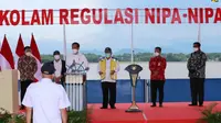 Presiden Joko Widodo (Jokowi) meresmikan pembangunan Kolam Regulasi Nipa-Nipa yang berada di Kabupaten Gowa dan Kabupaten Maros, Sulawesi Selatan (Sulsel) pada Kamis, 18 Maret 2021.