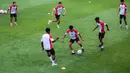 Sejumlah pemain Timnas Indonesia U-20 melakukan rondo saat latihan resmi menjelang Kualifikasi Piala Asia U-20 2025 yang berlangsung di Lapangan A, Stadion Utama Gelora Bung Karno (SUGBK), Senayan, Jakarta, Selasa (24/09/2024). (Bola.com/Bagaskara Lazuardi)