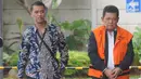 Walikota Pasuruan Setiyono dikawal petugas tiba di gedung KPK, Jakarta, Jumat (11/1). Setiyono diperiksa sebagai tersangka untuk melengkapai berkas terkait dugaan suap sejumlah proyek di wilayah Kota Pasuruan, Jawa Timur. (Merdeka.com/Dwi Narwoko)