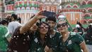 Fans Meksiko melakukan foto selfie saat menyaksikan timnya melawan Skotlandia pada laga uji coba di Azteca Stadium, Meksiko City, (2/6/2018). Meksiko menang 1-0.  (AP/Rebecca Blackwell)