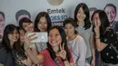 Peserta berswafoto di booth acara EMTEK Goes To Campus (EGTC) 2018 di Universitas Kristen Petra, Surabaya, Rabu (14/11). Gelaran EGTC ini bertujuan memperkenalkan dan mendekatkan Emtek media group pada generasi milenia. (Liputan6.com/Faizal Fanani)