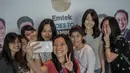 Peserta berswafoto di booth acara EMTEK Goes To Campus (EGTC) 2018 di Universitas Kristen Petra, Surabaya, Rabu (14/11). Gelaran EGTC ini bertujuan memperkenalkan dan mendekatkan Emtek media group pada generasi milenia. (Liputan6.com/Faizal Fanani)