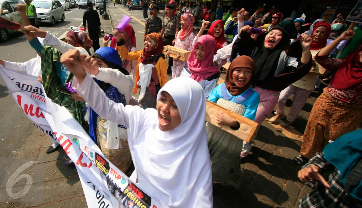 Antusias peserta mengikuti pawai memperingati Hari Perawat Sedunia atau International Nurse Day di sepanjang Jalan Malioboro, Yogyakarta, Minggu (15/5). Pawai tersebut diikuti oleh sejumlah sekolah tinggi kesehatan di Jogja. (Liputan6.com/Boy Harjanto)