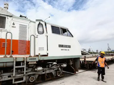 Petugas mengecek gerbong peti kemas di jalur kereta api Stasiun JICT Tanjung Priok yang terletak di samping gate in-out bersama (gate gallery) terminal peti kemas JICT-TPK Koja, Jakarta, Jumat (13/1). (Liputan6.com/Faizal Fanani)