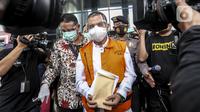 Wali Kota Cimahi Ajay Muhammad Priatna meninggalkan Gedung KPK Jakarta, Sabtu (28/11/2020). KPK resmi menahan Ajay Priatna sebagai tersangka penerima suap terkait perizinan pengembangan Rumah Sakit Umum Kasih Bunda Cimahi. (Liputan6.com/Johan Tallo)