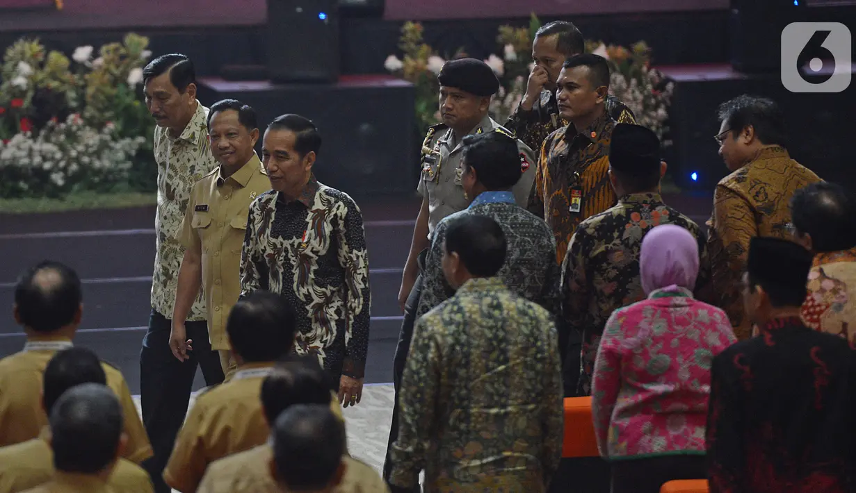 Presiden Joko Widodo (ketiga kiri) usai memberikan pidato pada Rakornas Indonesia Maju antara Pemerintah Pusat dan Forum Koordinasi Pimpinan Daerah di Bogor, Jawa Barat, Rabu (13/11/2019). Forum ini untuk mensinergikan program-program pemerintah pusat dengan daerah. (Liputan6.com/Herman Zakharia)
