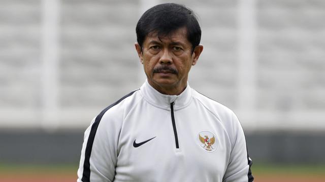 Pelatih Timnas Indonesia U-22, Indra Sjafri, mengamati pemainnya saat latihan. (Bola.com/Yoppy Renato)