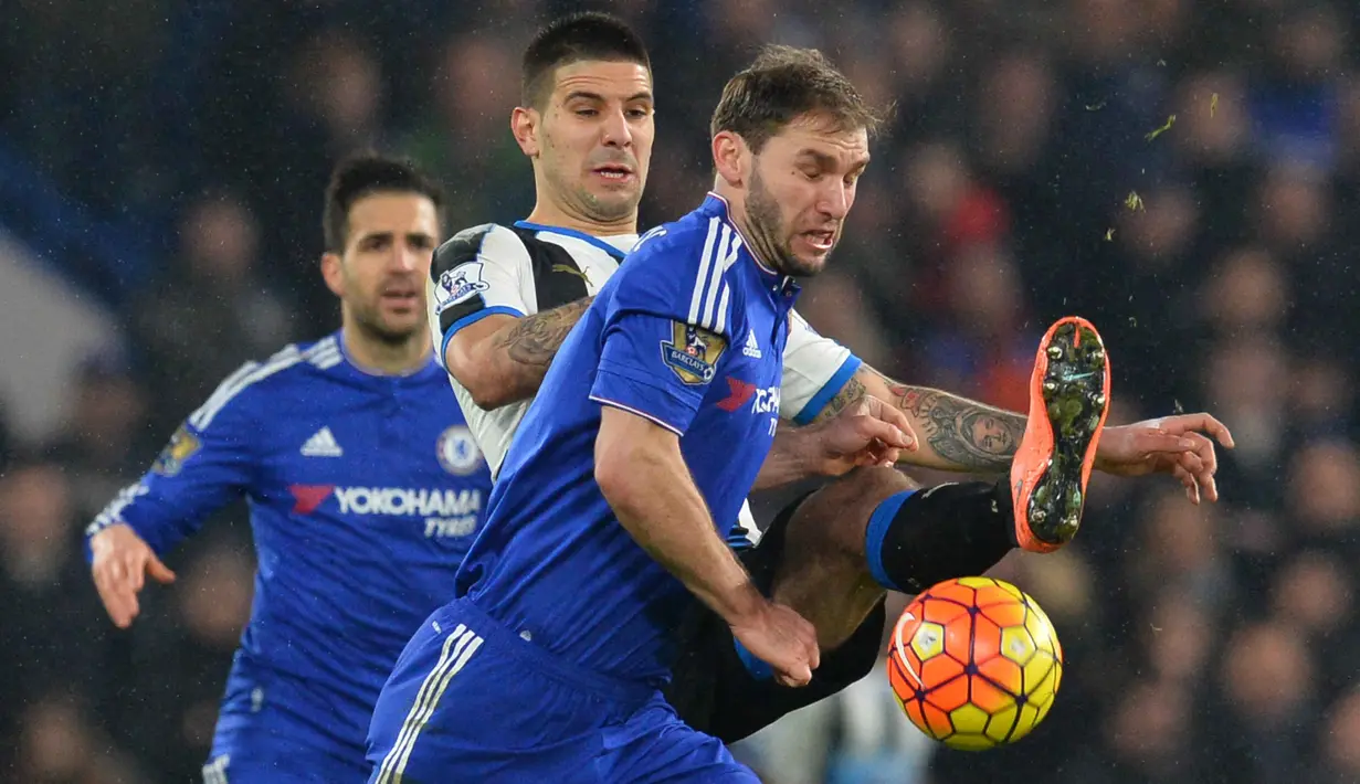 Duel dua pemain asal serbia yaitu Aleksandar Mitrovic (kiri) dari Newcastle dan  Pemain Chelsea, Branislav Ivanovic pada Lanjutan Liga Inggris pekan ke-26 di Stadion Stamford Bridge, London, MInggu (14/2/2016) dini hari WIB. (AFP/Glyn Kirk)