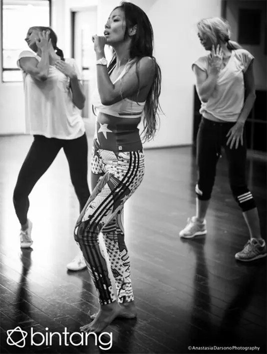 Melalui surelnya kepada Bintang.com, ibu dari Arjuna Lucio Parades ini menceritakan rencana ke depannya yaitu kembali merintis karier menyanyi di Indonesia yang sempat ia tinggalkan. (Tasha Darsono/Bintang.com)