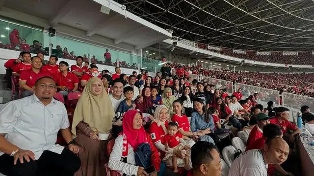 Azizah Salsha hadir menyaksikan Pratama Arhan saat Pertandingan Timnas Indonesia di GBK