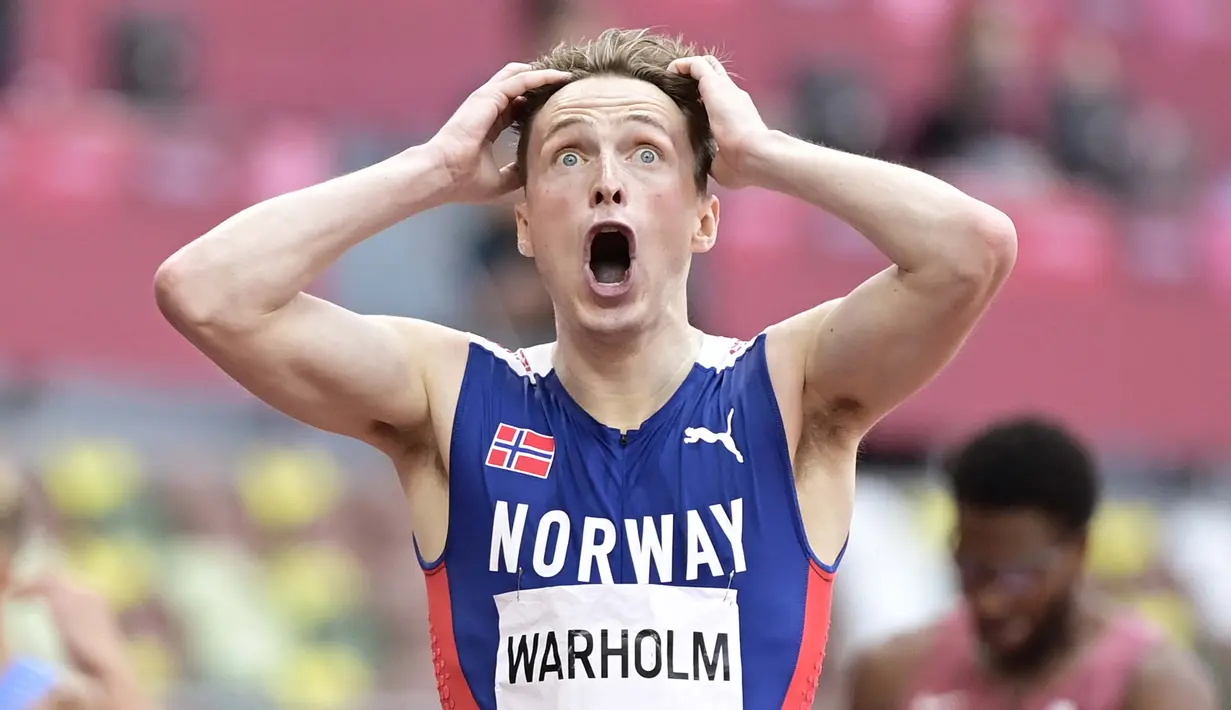 Karsten Warholm merebut medali emas lari gawang 400 meter sekaligus memecahkan rekor dunia di Olimpiade Tokyo. (Foto: AFP/Javier Soriano)