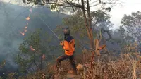 Petugas BPBD Kabupaten Kuningan berupaya melakukan pemadaman secara manual dengan membuat sekat bakar di kawasan Gua Walet Gunung Ciremai. Foto (Istimewa)