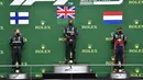Pembalap Mercedes Lewis Hamilton (tengah) berdiri di podium usai menempati posisi pertama Formula 1 Grand Prix di Spa-Francorchamps, Spa, Belgia, Minggu (30/8/2020). Posisi kedua dan ketiga diisi pembalap Mercedes Valtteri Bottas serta pembalap Red Bull Max Verstappen. (John Thys, Pool via AP)