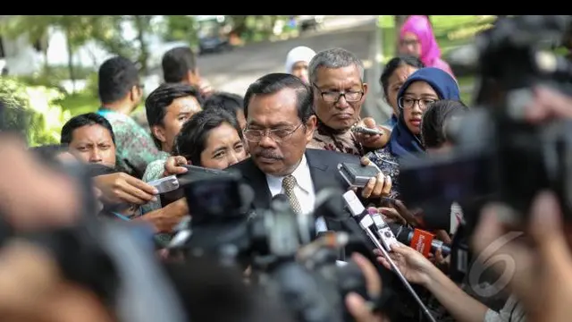 Jaksa Agung HM Prasetyo menanggapi dingin terkait munculnya usul penghapusan hukuman mati dari Dewan Perwakilan Rakyat (DPR). Bagi dia, lebih baik sekarang ini fokus menjalankan perundang-undangan yang ada terkait hukuman mati saja.