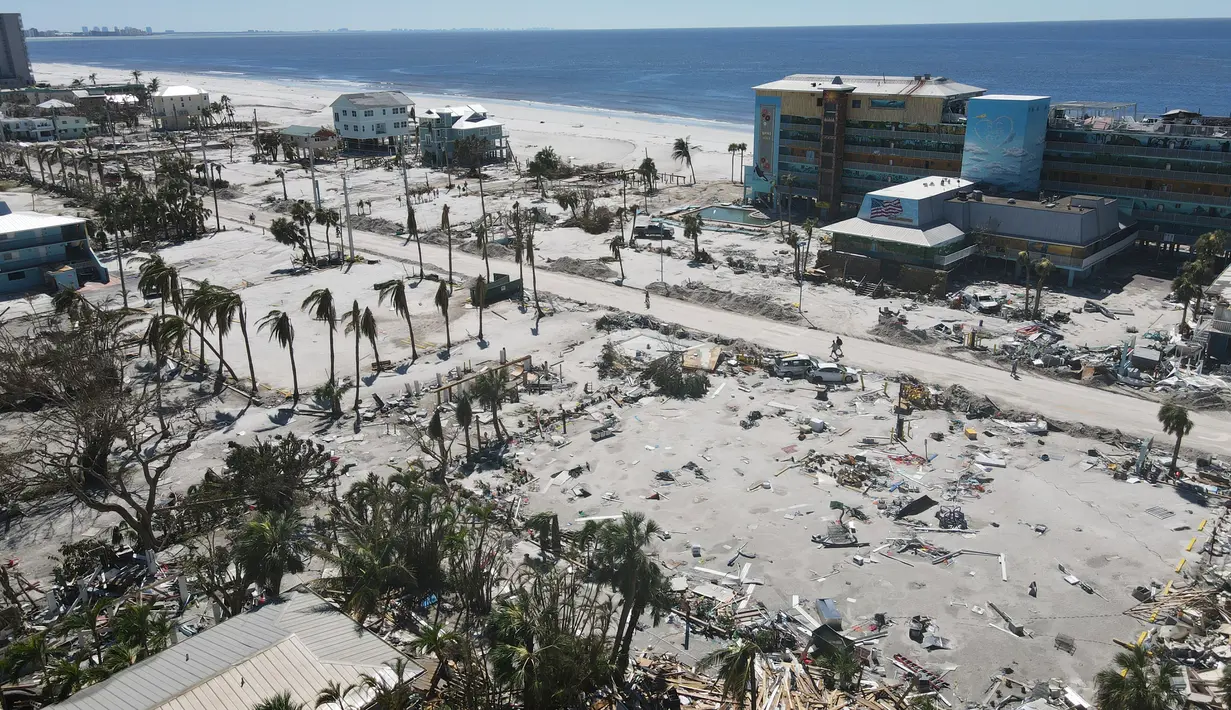 Foto drone menampilkan puing-puing dan bangunan yang rusak dua hari setelah berlalunya Badai Ian di Pantai Fort Myers, Florida, Amerika Serikat, 30 September 2022. Pihak berwenang mengonfirmasi setidaknya satu kematian di Florida - seorang pria berusia 72 tahun di Deltona yang jatuh ke saluran saat menggunakan selang untuk mengeringkan kolam renangnya di tengah hujan lebat, lapor Kantor Sheriff Volusia County. (AP Photo/Rebecca Blackwell)