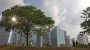 Warga menikmati pemandangan Hutan Kota di kawasan Gelora Bung Karno (GBK), Jakarta, Minggu (17/10/2021). Hutan Kota mulai dibuka secara umum dengan memberlakukan pembatasan sebanyak 150 orang dengan batas waktu satu jam kunjungan. (Liputan6.com/Herman Zakharia)