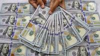 Teller menunjukkan mata uang dolar Amerika Serikat (USD) di tempat penukaran uang, Jakarta, Kamis (24/8/2023). Kurs rupiah (Rp) di pasar spot kembali perkasa hingga akhir perdagangan hari ini. (Liputan6.com/Angga Yuniar)