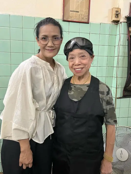 Lisa pun didampingi sang ibunda yang mengenakan atasan blouse warna putih dipadukan celana hitamnya.  [@jayfaibangkok]