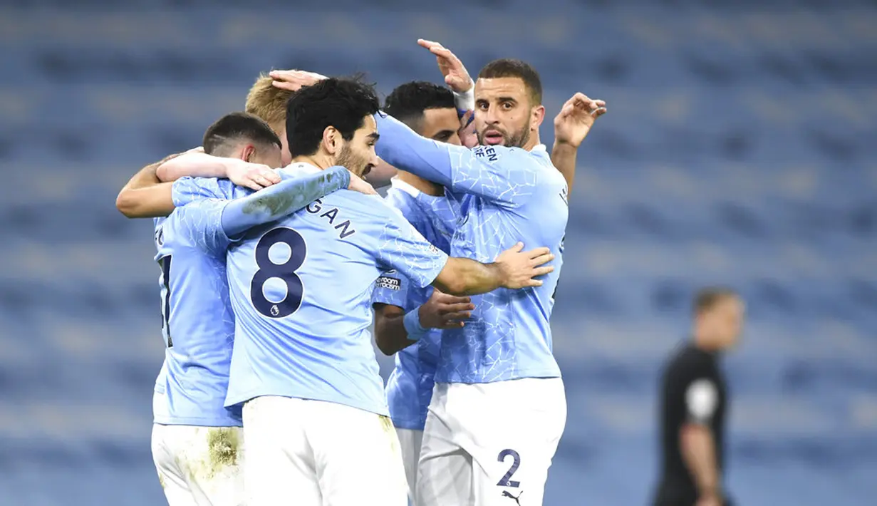 Para pemain Manchester City merayakan gol Kevin De Bruyne ke gawang Southampton pada pertandingan Liga Inggris di Etihad Stadium, Manchester, Inggris, Rabu (10/3/2021). Manchester City menang 5-2. (Gareth Copley/Pool via AP)