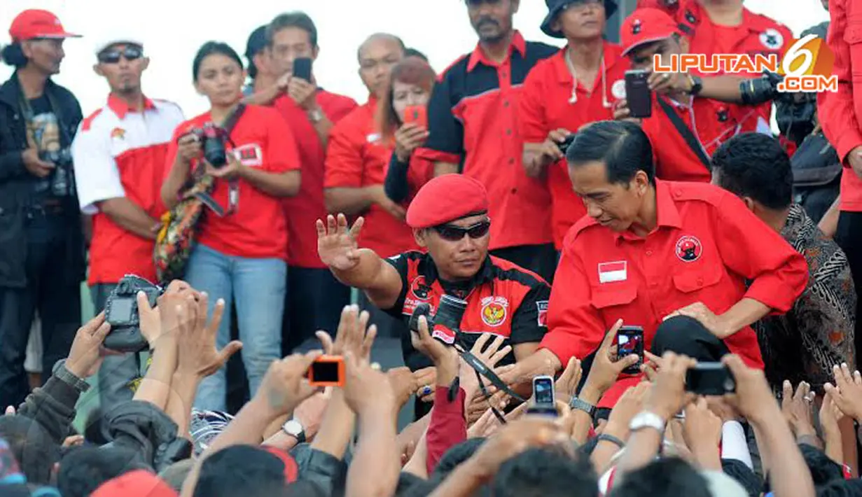  Sesekali Jokowi merendah ke arah simpatisan agar bisa lebih dekat dengan  para pendukungnya (Liputan6.com/Herman Zakharia)