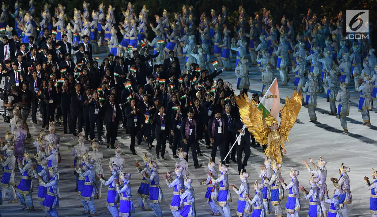 Kontingen India melintas saat pembukaan Asian Games 2018 di Stadion Utama Gelora Bung Karno (SUGBK), Jakarta, Sabtu (18/8). Asian Games 2018 diikuti 45 negara. (Merdeka.com/Imam Buhori)