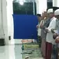 Suasana Warga di Sumenep Sedang Melaksanakan Ibadah Salat Tarawih (Liputan6.com/Mohamad Fahrul).