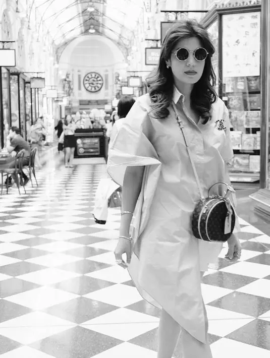 Meski sudah memiliki anak, namun penampilan Carissa ini tetap kece badai. Begini lah gayanya memakai kacamata hits seperti anak kekinian. (Instagram/carissa_puteri)