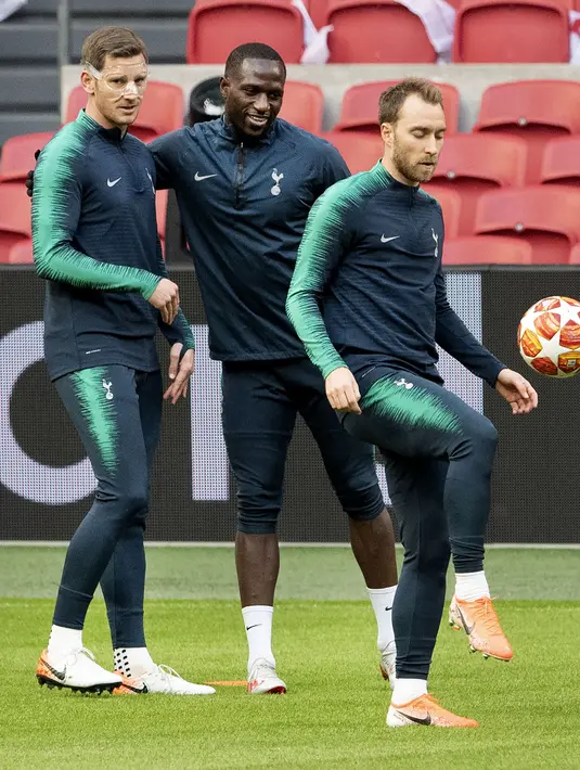 Bek Tottenham Hotspur, Jan Vertonghen dan Moussa Sissoko melihat gelandang Christian Eriksen mengontrol bola selama latihan tim di Amsterdam, Belanda  (7/5/2019). Pada leg pertama Tottenham takluk 0-1 atas Ajax di Tottenham Hotspur Stadium. (AFP Photo/Emmanuel Dunand)