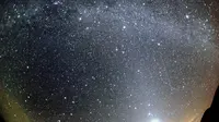 Menyaksikan Keindahan Hujan Meteor Orionid. (Foto: upload.wikimedia.org)