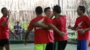 Marc Marquez (tengah) mewakil Tim Merah merayakan gol yang dicetak Menpora Imam Nahrowi saat bertanding futsal di Lapangan Futsal Kuningan Village, Jakarta, Sabtu (13/2/2016). (Bola.com/Nicklas Hanoatubun)