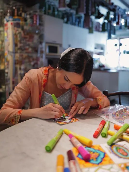 Penampilannya dipermanis dengan aksesori jepitan bunga yang tersemat di rambutnya. [@anyageraldine]